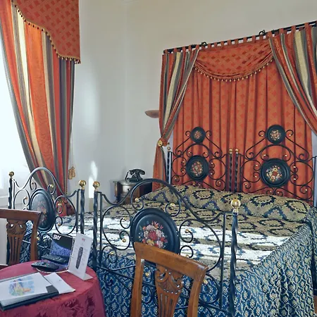 Tronas & Hotel 5*