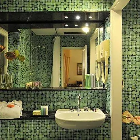 Tronas & Hotel 5*