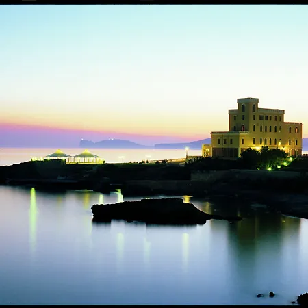 Tronas & Hotel