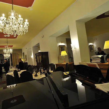 Tronas & Hotel