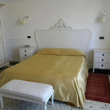 Tronas & Hotel