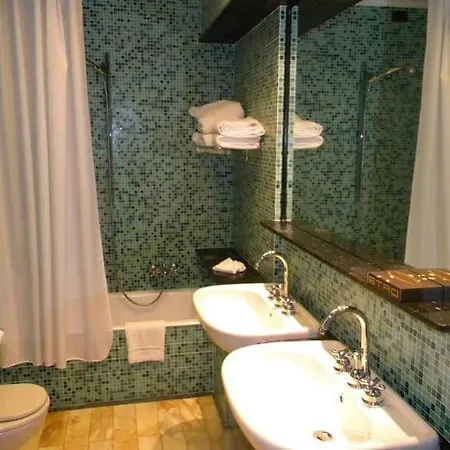 Tronas & Hotel 5*