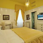 Tronas & Hotel