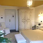 Tronas & Hotel