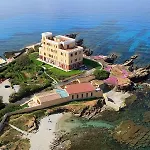 Tronas & Hotel