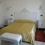 Tronas & Hotel