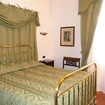 Tronas & Hotel 5*