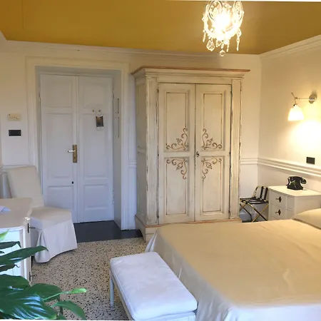 Tronas & Hotel