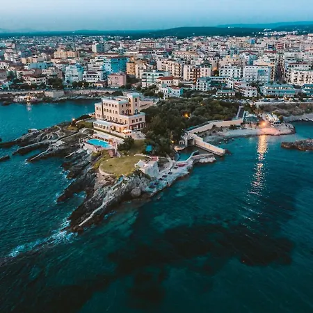 Tronas & Hotel 5*